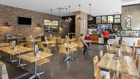 Oaks Adelaide Embassy Suites - Sunshine Coast Tourism 3