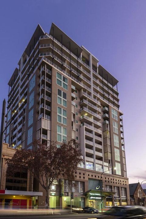 Oaks Adelaide Embassy Suites - Sunshine Coast Tourism 9