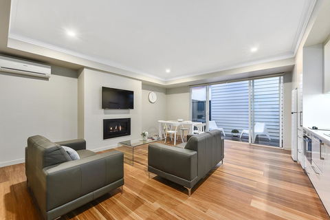 Aloha Central Luxury Apartments - Holiday Sunshine Coast 6