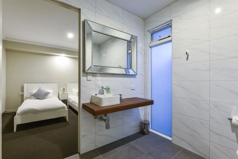Aloha Central Luxury Apartments - Holiday Sunshine Coast 26