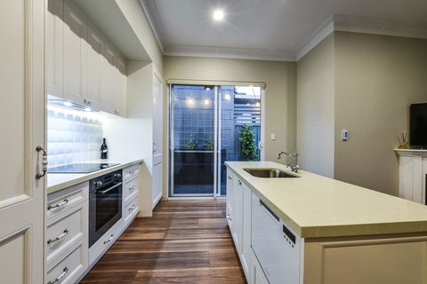 Aloha Central Luxury Apartments - Holiday Sunshine Coast 10