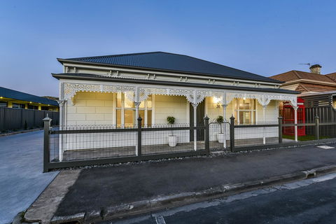 Aloha Central Luxury Apartments - Holiday Sunshine Coast 12
