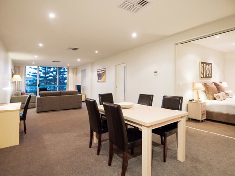Oaks Glenelg Liberty Suites - Sunshine Coast Tourism 24