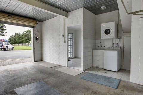 Tasman Beachside Apartment - Holiday Sunshine Coast 11