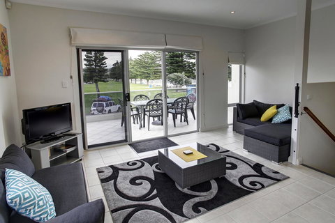 Tasman Beachside Apartment - Holiday Sunshine Coast 4