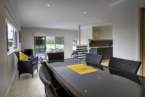 Tasman Beachside Apartment - Holiday Sunshine Coast 5