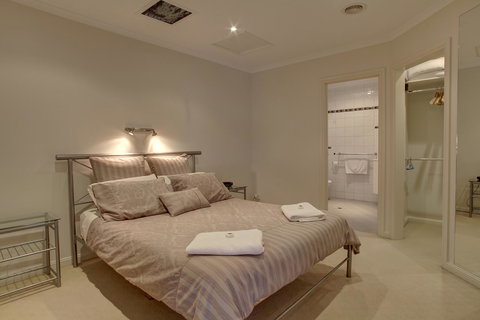 Tasman Beachside Apartment - Holiday Sunshine Coast 6