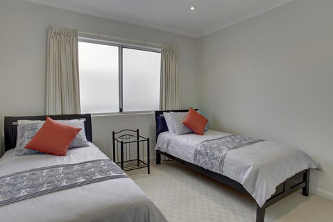 Tasman Beachside Apartment - Holiday Sunshine Coast 9