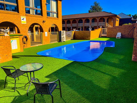Cumberland Motor Inn - Sunshine Coast Tourism 2