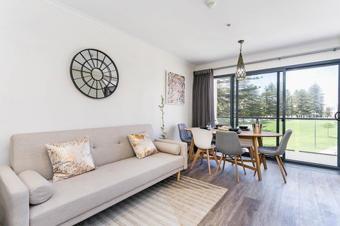 Heart Of Glenelg BnB - Holiday Sunshine Coast 10