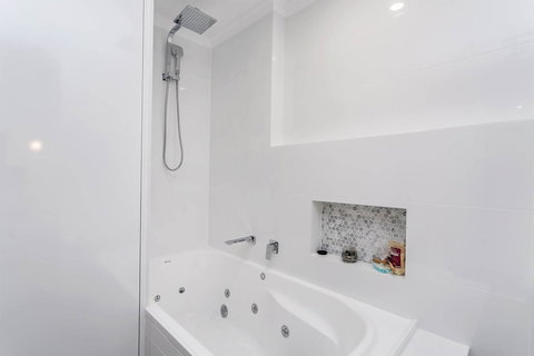 Heart Of Glenelg BnB - Holiday Sunshine Coast 4