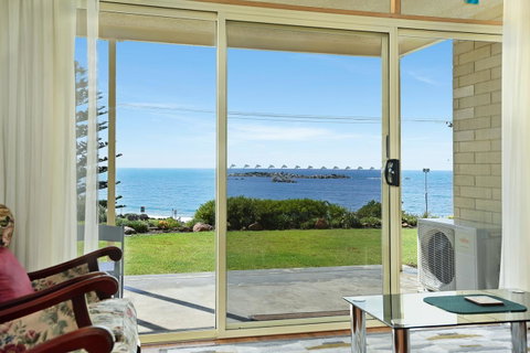 The Dolphins Beachfront Apartments - Sunshine Coast Tourism 6