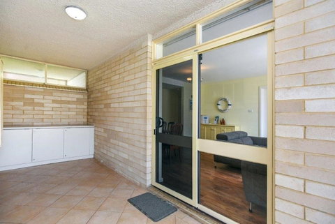 The Dolphins Beachfront Apartments - Sunshine Coast Tourism 3