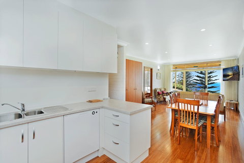 The Dolphins Beachfront Apartments - Sunshine Coast Tourism 4