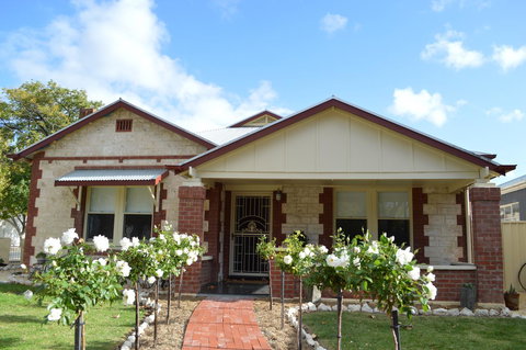 Two Cow Cottage Bed & Breakfast - Holiday Sunshine Coast 1