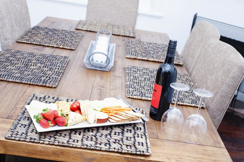 Two Cow Cottage Bed & Breakfast - Holiday Sunshine Coast 8