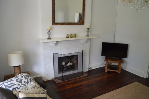 Two Cow Cottage Bed & Breakfast - Holiday Sunshine Coast 11