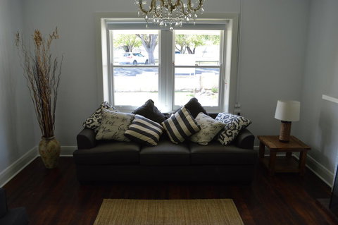 Two Cow Cottage Bed & Breakfast - Holiday Sunshine Coast 14