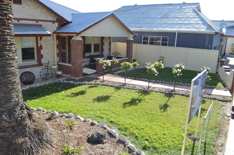 Two Cow Cottage Bed & Breakfast - Holiday Sunshine Coast 18