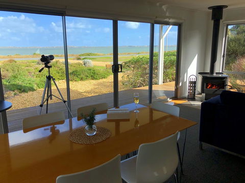 Coorong Waterfront Retreat - Sunshine Coast Tourism 7