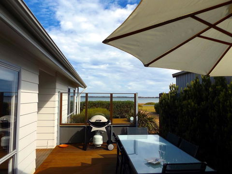 Coorong Waterfront Retreat - Sunshine Coast Tourism 17