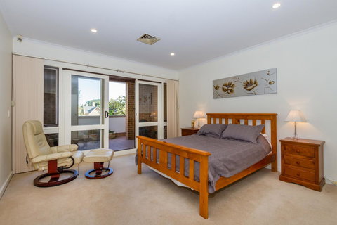Adelaide Style Accommodation-Close To City-North Adelaide-3 Bdrm- FREE Parking - Holiday Sunshine Coast 3
