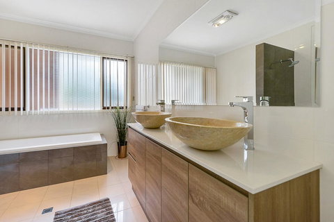 Adelaide Style Accommodation-Close To City-North Adelaide-3 Bdrm- FREE Parking - Holiday Sunshine Coast 12