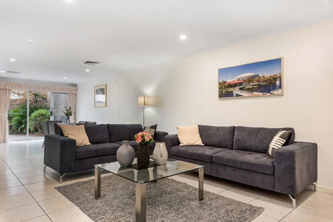 Adelaide Style Accommodation-Close To City-North Adelaide-3 Bdrm- FREE Parking - Holiday Sunshine Coast 0