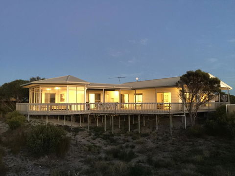 White Sands Holiday Retreat - Holiday Sunshine Coast 0