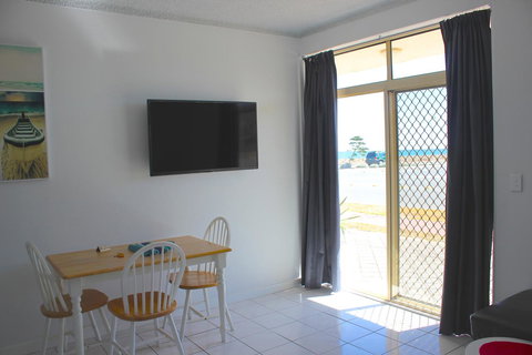 Seaview Sunset Holiday Apartments - Holiday Sunshine Coast 20