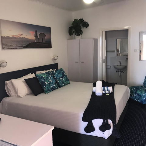 OCEAN BREEZE MOTEL - Sunshine Coast Tourism 2