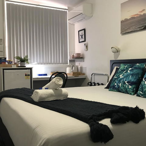 OCEAN BREEZE MOTEL - Sunshine Coast Tourism 1