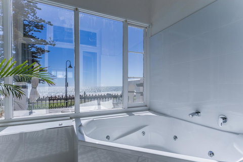 Seawall Apartments - Sunshine Coast Tourism 4