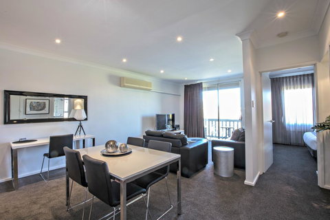 Adelaide DressCircle Apartments - Archer Street - Holiday Sunshine Coast 0