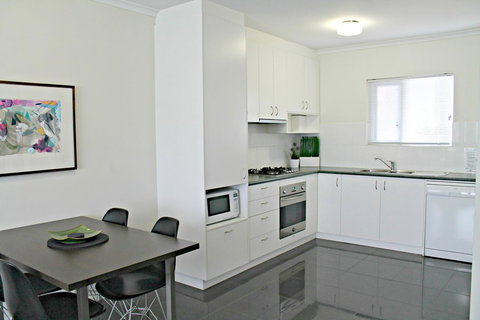Adelaide DressCircle Apartments - Archer Street - Holiday Sunshine Coast 10