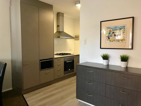 Adelaide DressCircle Apartments - Archer Street - Holiday Sunshine Coast 1