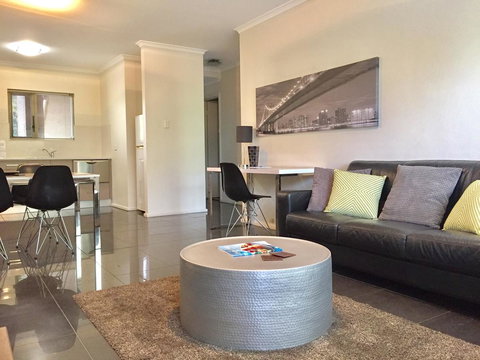 Adelaide DressCircle Apartments - Archer Street - Holiday Sunshine Coast 7