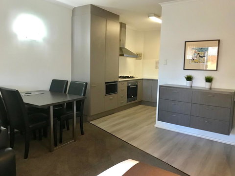 Adelaide DressCircle Apartments - Archer Street - Holiday Sunshine Coast 5