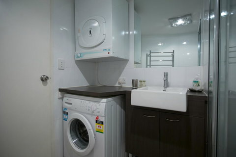 Adelaide DressCircle Apartments - Archer Street - Holiday Sunshine Coast 16