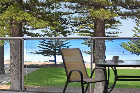 Breeze Beachfront Apartment - Holiday Sunshine Coast 3