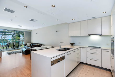 Breeze Beachfront Apartment - Holiday Sunshine Coast 9