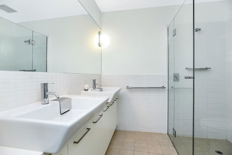 Breeze Beachfront Apartment - Holiday Sunshine Coast 18