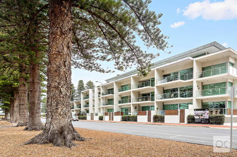 Breeze Beachfront Apartment - Holiday Sunshine Coast 0