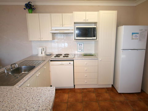 Lake Edge Apartments - Holiday Sunshine Coast 6