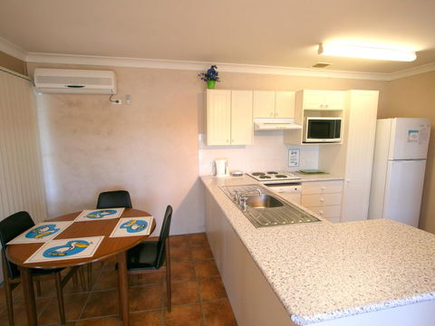 Lake Edge Apartments - Holiday Sunshine Coast 7