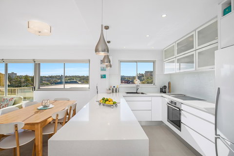 Beachfront Bliss - Holiday Sunshine Coast 3