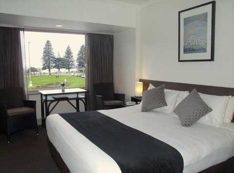 Nightcap At Hotel Victor - Sunshine Coast Tourism 17