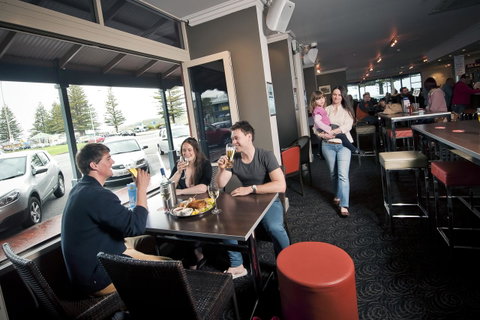 Nightcap At Hotel Victor - Sunshine Coast Tourism 21