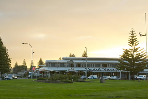 Nightcap At Hotel Victor - Sunshine Coast Tourism 0