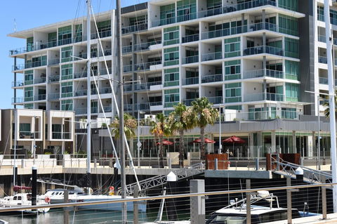 Breakwater Apartment - Holiday Sunshine Coast 0